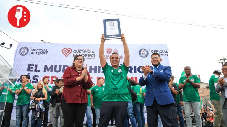 Mural gigante rompe récord y une a la comunidad