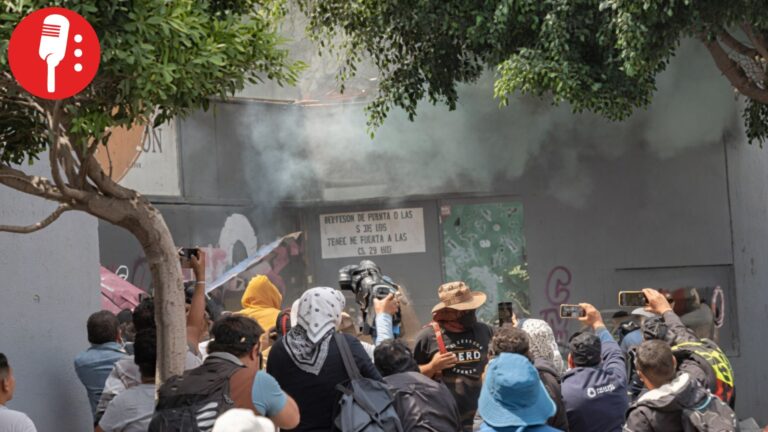 Maestros de CNTE vandalizan instalaciones de SEP en Avenida Universidad