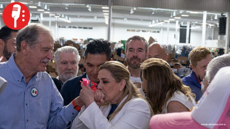 Maru se la besa a Fox; usuarios se burlan de que la mano le quedó oliendo a alcohol