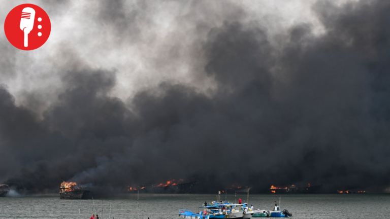 Incendio arrasa con 35 embarcaciones en puerto de Ecuador; reportan dos heridos