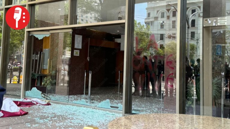 En marcha de la CNTE, encapuchados destrozan accesos de la Torre Bienestar en Reforma