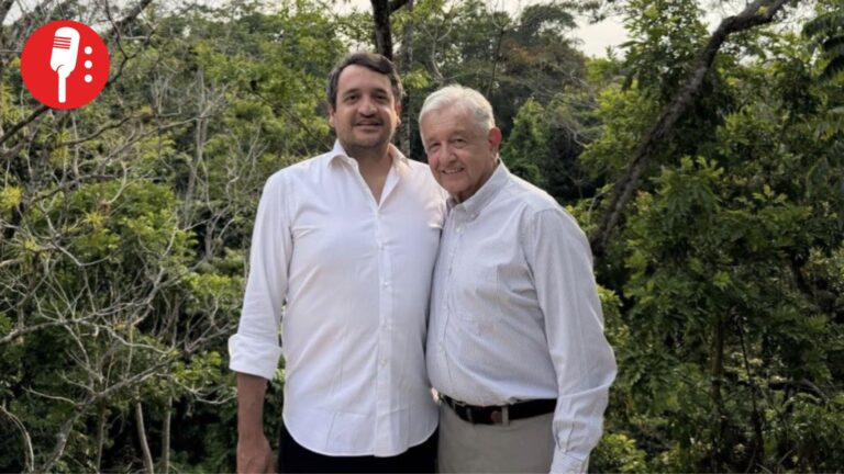 AMLO reaparece en fotografía junto a Andrés López Beltrán