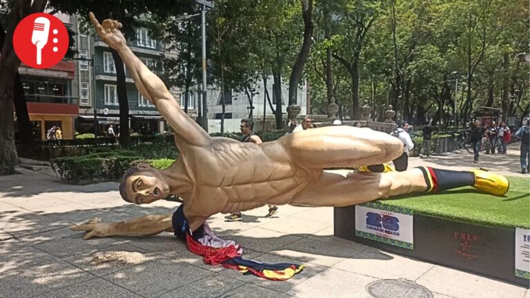 Presuntos maestros de la CNTE vandalizan figuras del Mundial en Paseo de la Reforma