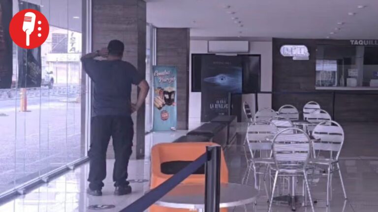 Hombre se queda dormido en cine de Monterrey y lo dejan encerrado durante toda la noche