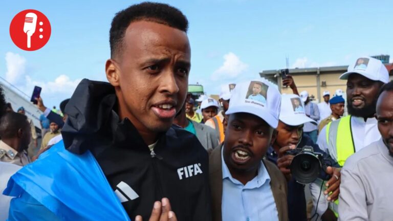 Omar Abdulkadir, árbitro de fútbol, es recibido entre aplausos en su país tras ser vetado por EUA