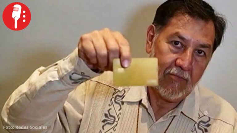 Noroña se burla de polémica por visas y presume una tarjeta bancaria como “visa dorada”