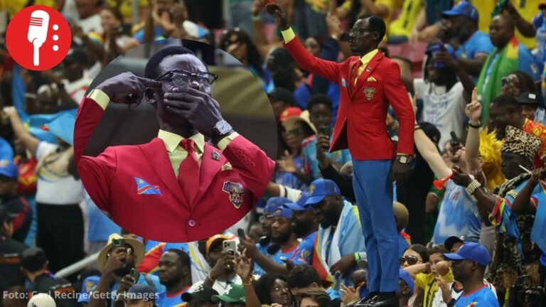 “Lumumba”, aficionado que permanece como estatua, realiza gesto de protesta contra masacres en el Congo
