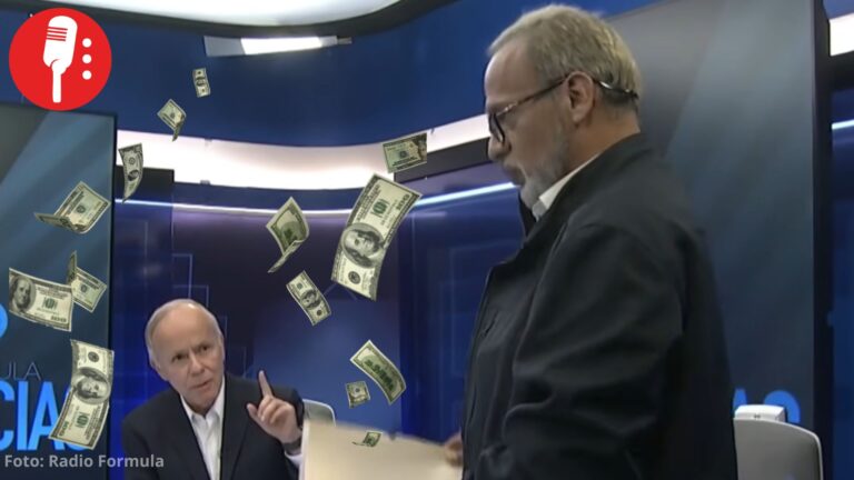 Le lanzan billetes a Ciro Gómez Leyva por venderse a Garcia Luna durante encuentro con Israel Vallarta