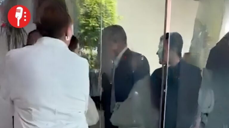 Alcalde irrumpe en club deportivo con escoltas armados