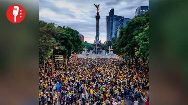 Amarillo, azul y rojo inundan el Ángel de la Independencia