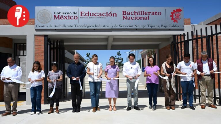Jóvenes de Tijuana presentan robots a Sheinbaum en nuevo bachillerato