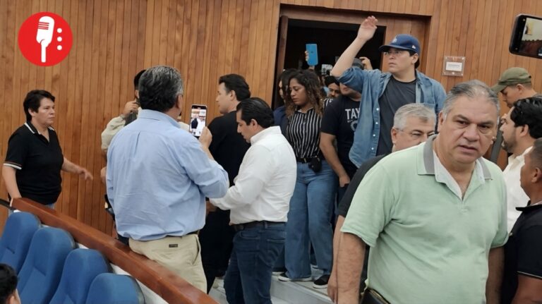 Manifestantes toman el Congreso de SLP y frenan sesión por la “Ley Serrano”