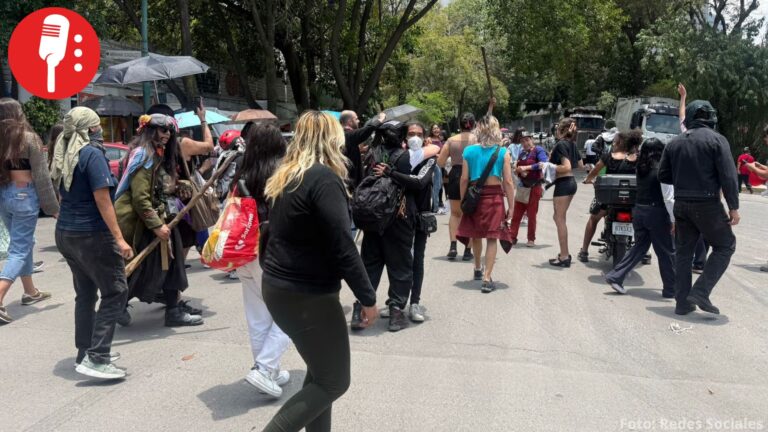 Incendian puerta de SEGOB durante protesta en Ciudad de México