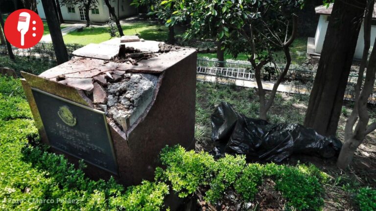 La estatua del espurio Felipe Calderón cumple un año en el suelo
