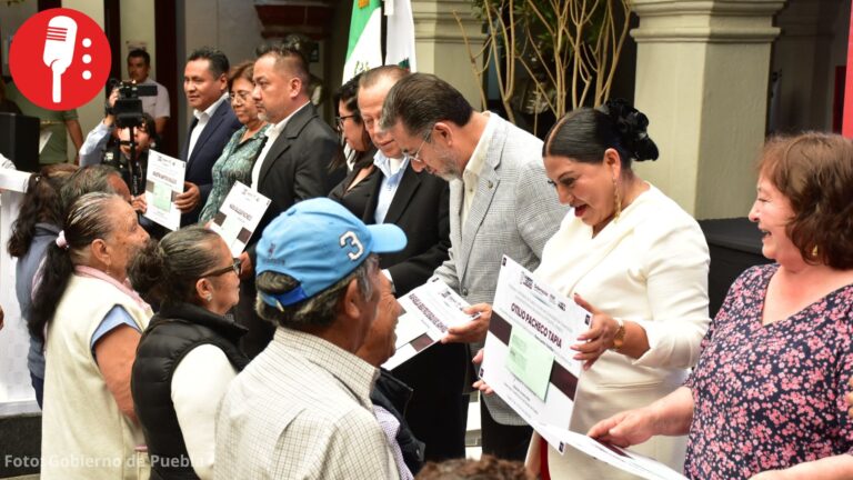 Puebla entrega apoyos a migrantes emprendedores y visas para reunión familiar