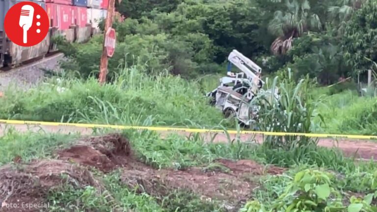 Tren arrolla vehículo de la CFE en Nayarit; trabajador muere y otro queda herido