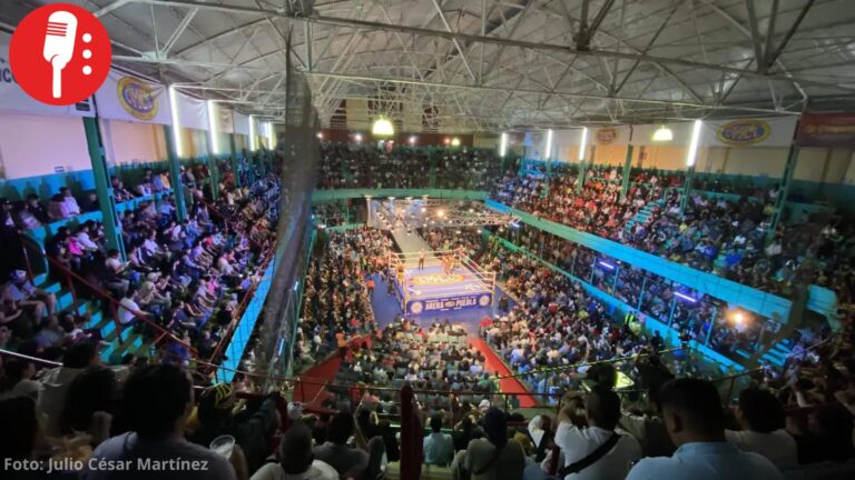 Leyendas de la lucha libre poblana reciben homenaje en el 73 aniversario de la Arena Puebla