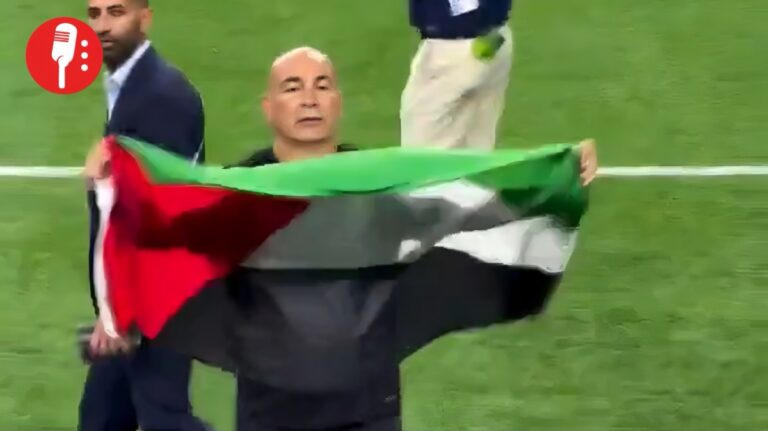 Hossam Hassan alza la bandera palestina tras la gesta egipcia