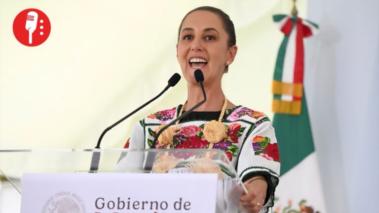 Sheinbaum entrega pensión a mujeres en Quiroga, Michoacán