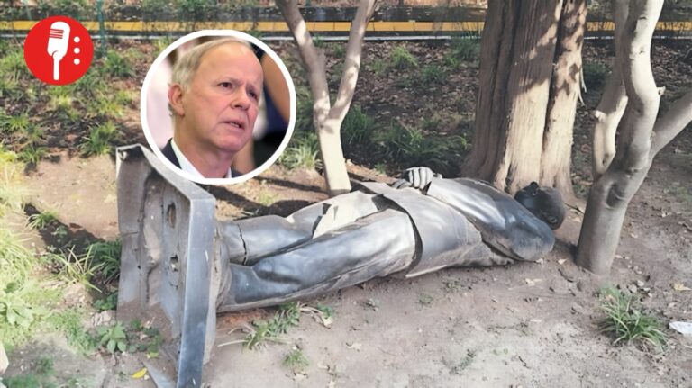 Ciro llora por la estatua caída del espurio