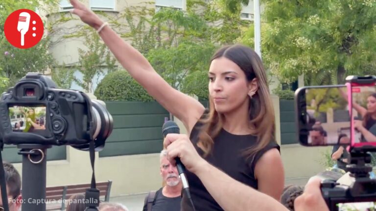 La “activista” Isabel Peralta hace saludo nazi frente a la embajada de Marruecos en Madrid