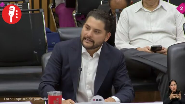Carlos Mancilla arma show en el INE para defender a Alito Moreno