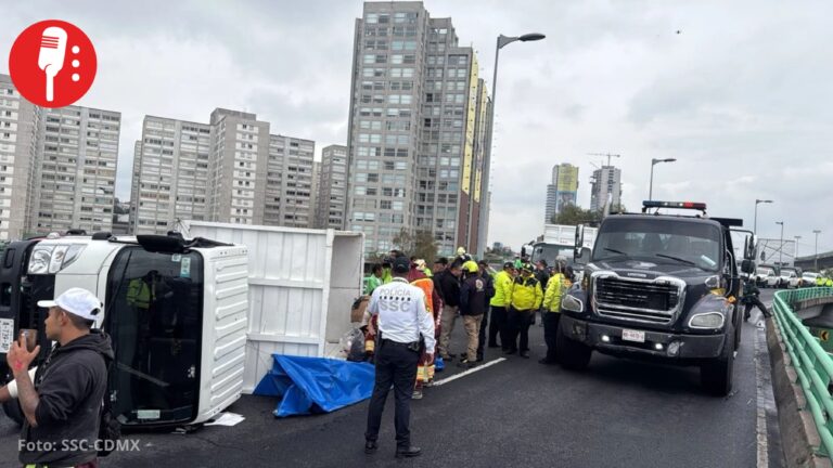 Volcadura en segundo piso del Periférico deja 19 trabajadores de limpia lesionados