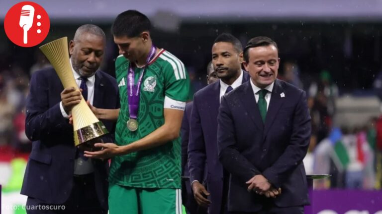 Abuchean al priista Mikel Arriola durante festejo por el triunfo de México Sub-20