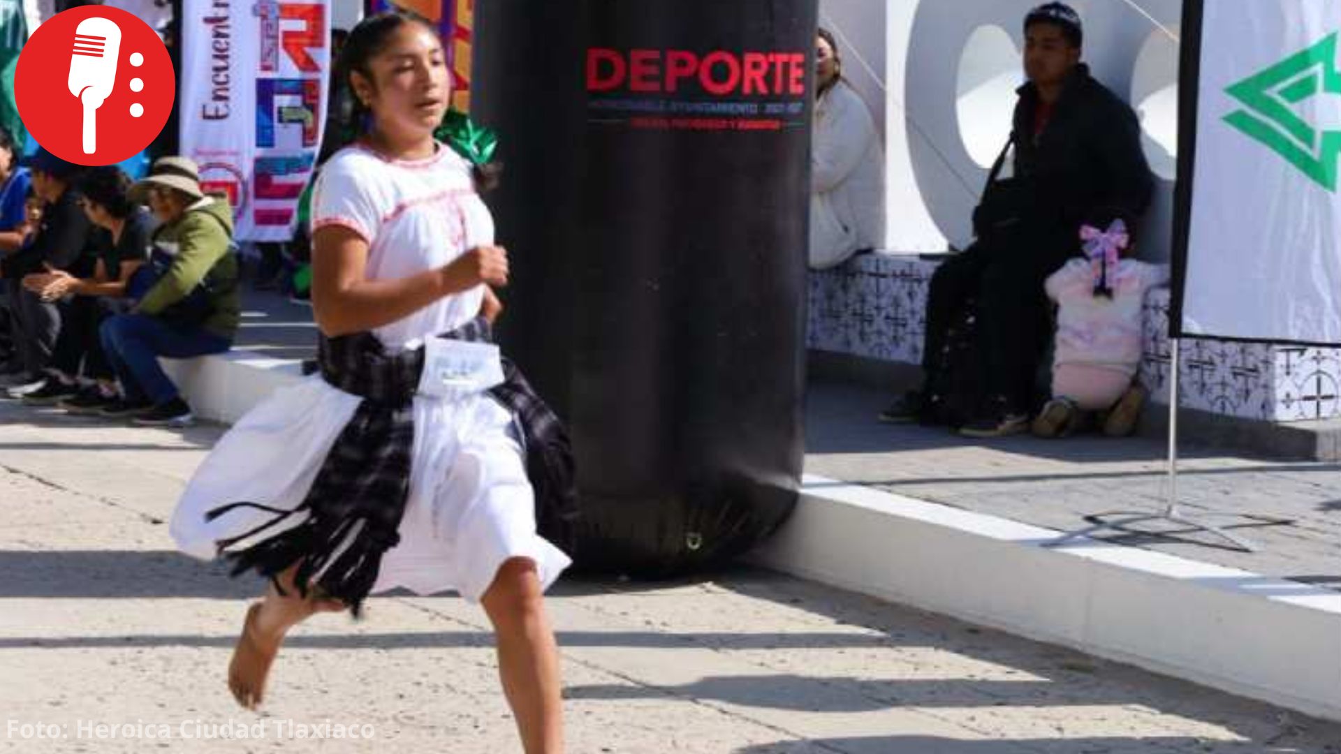 Ester Zárate gana 14 kilómetros descalza y con traje tradicional mixteco