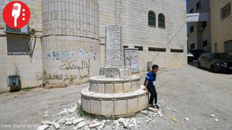 Diputado israelí de extrema derecha destruye a martillazos memorial palestino