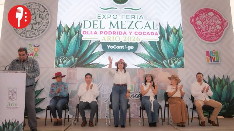 Gladyz Butanda asiste a la Expoferia del mezcal en Ario, Michoacán