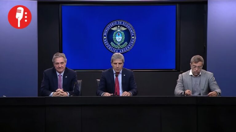 Milei reabre la puerta al riesgo cambiario que hundió a Argentina en 2001