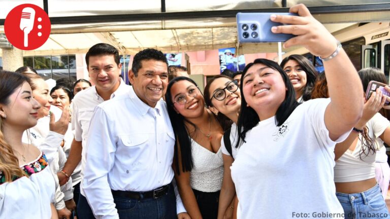 Tabasco entrega camiones escolares a estudiantes de Comalcalco y Paraíso