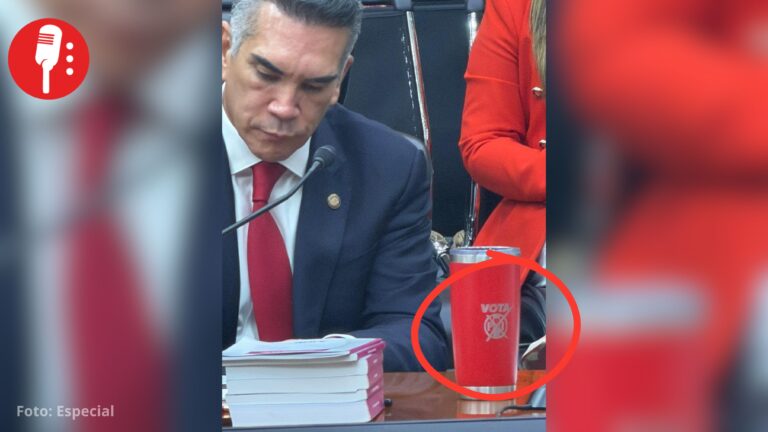 Alito Moreno lleva propaganda del PRI al arranque del proceso electoral en el INE