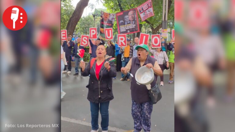 “Espurio y asesino” le gritan a Felipe Calderón afuera de foro de derecha en CDMX