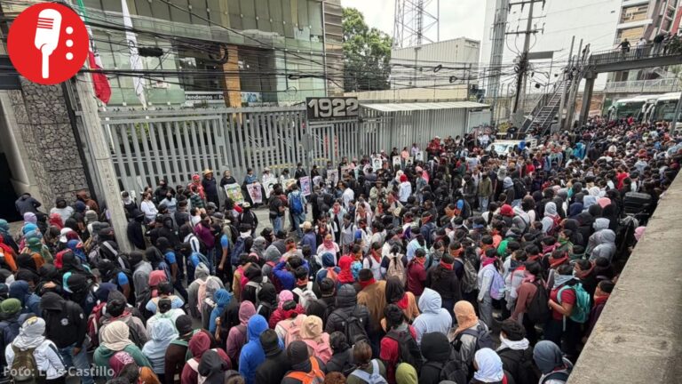 Padres de los 43 de Ayotzinapa protestan frente a CNDH