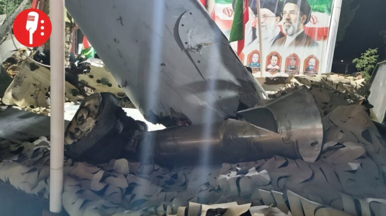 Irán exhibe los restos del dron caído en Markazi