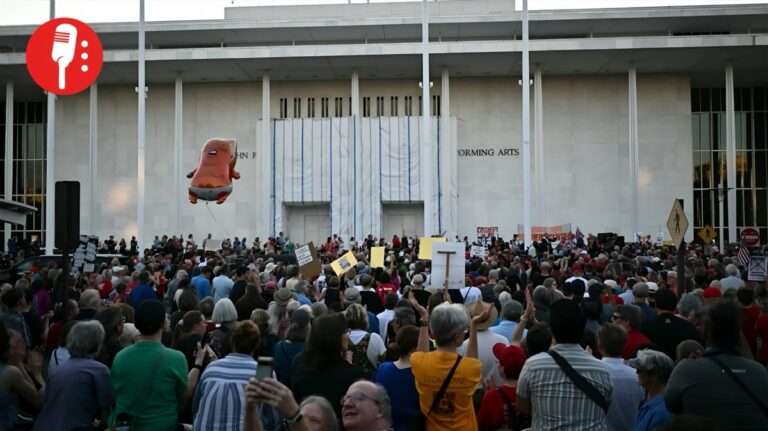 Cadena humana abraza el Centro Kennedy
