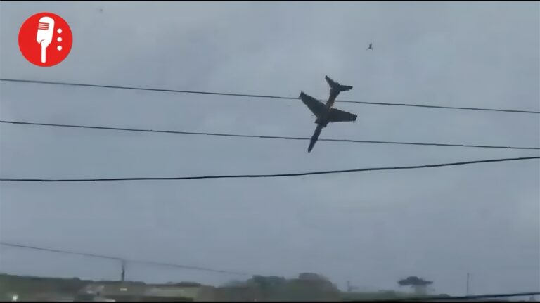 Pilotos se eyectan segundos antes de que un jet de la RAF se estrelle en Gales