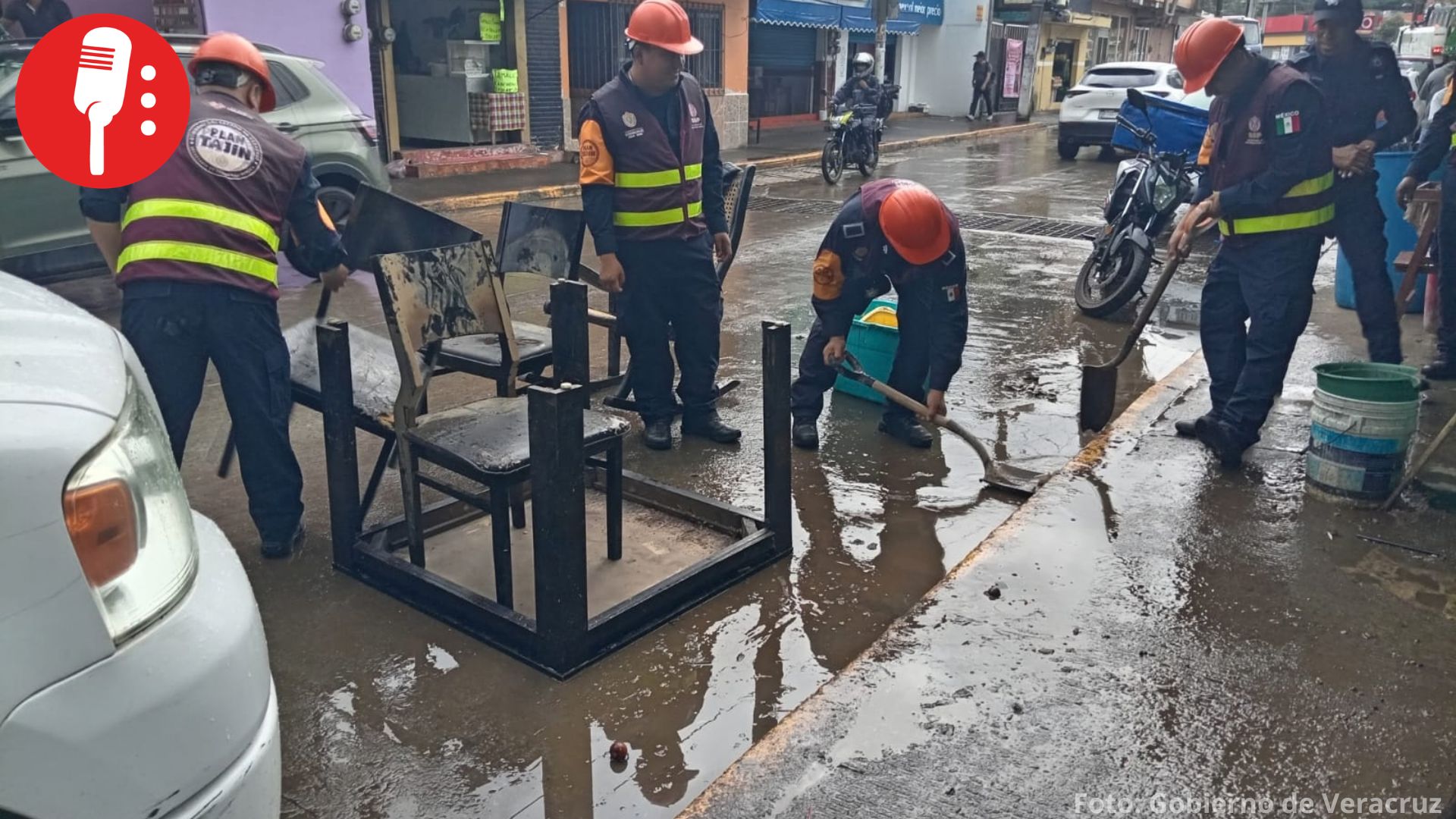 Brigadas limpian las calles de Xalapa para recuperar la normalidad tras tormenta