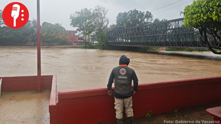 Evacuan a población en seis municipios de Veracruz por incremento del río Agua Dulcita
