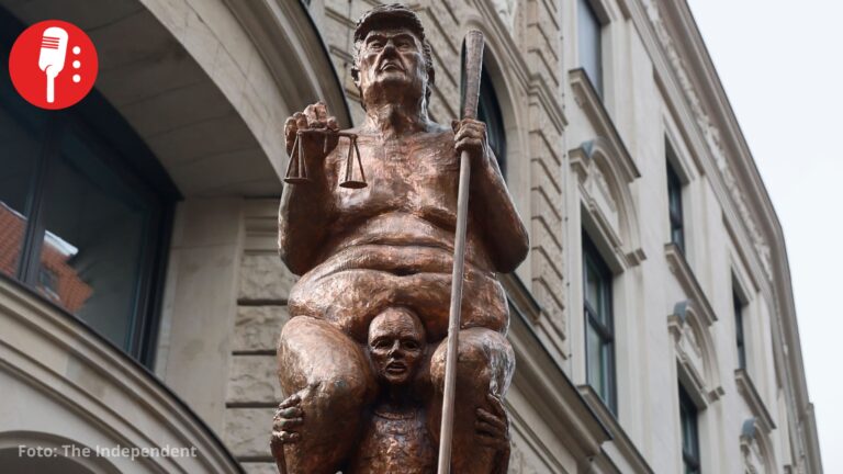 Estatua de Trump desnudo y cubierto de oro llega al Parlamento Europeo