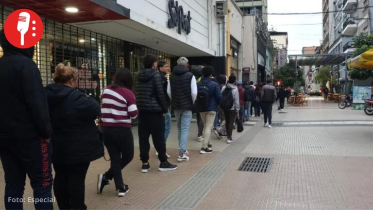 Decenas de argentinos hacen fila de varias cuadras para conseguir un solo empleo
