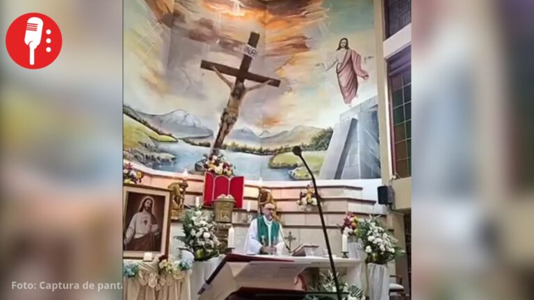 Cruz cae sobre sacerdote durante misa en Ecuador y le provoca la muerte