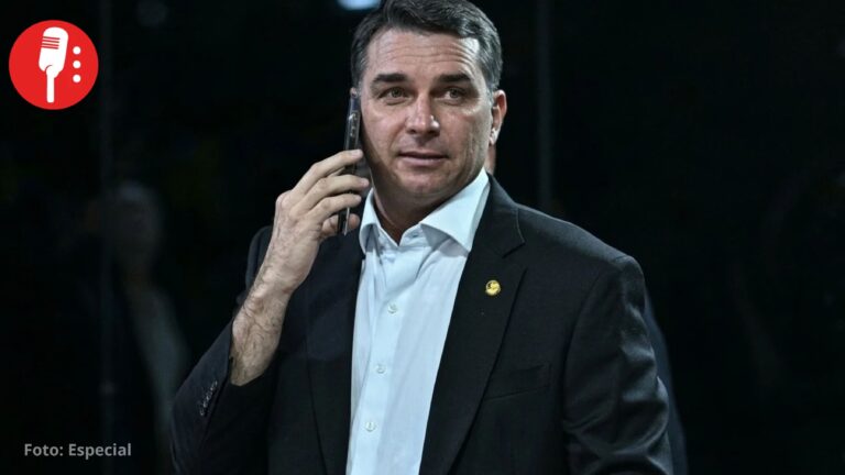 Policía de Brasil cita a Flávio Bolsonaro para entregar sus pasaportes