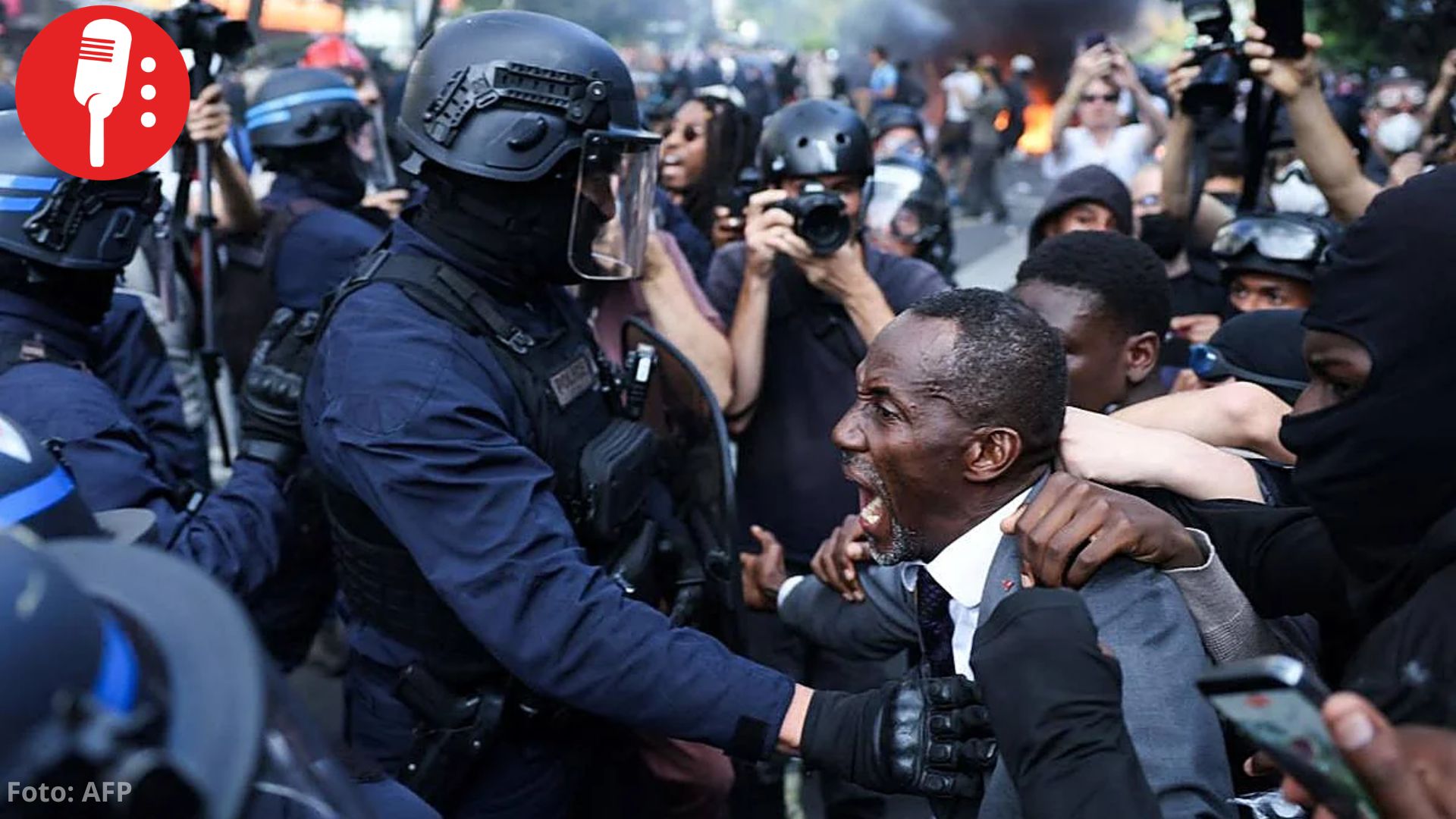 Alcalde de Saint-Denis impide represión de policías a estudiantes durante manifestación en Francia