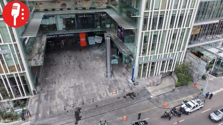 Se desgaja talud de 60 metros y daña plaza comercial en Santa Fe