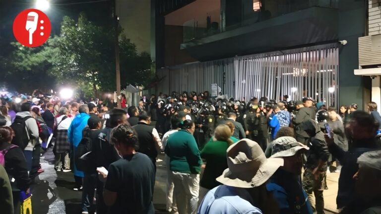 Trabajadores del IMSS rompen cadenas y entran a su sindicato