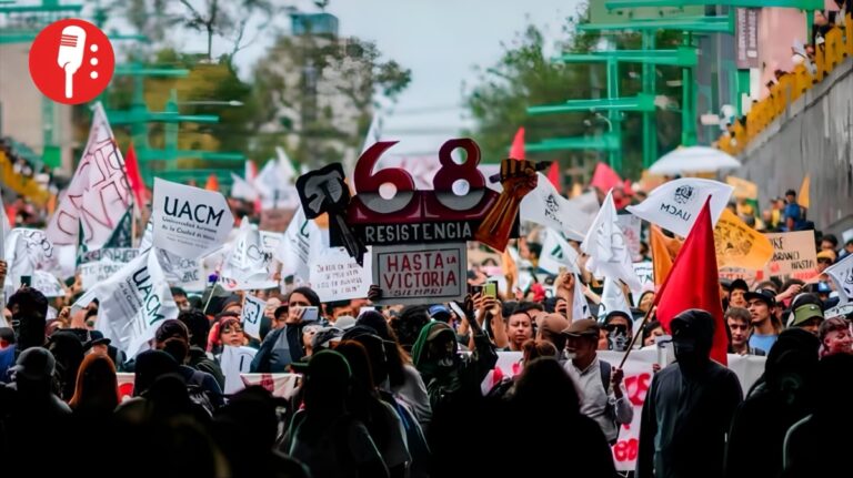 Con pancartas y banderas negras, estudiantes exigen justicia a 58 años de la matanza de Tlatelolco