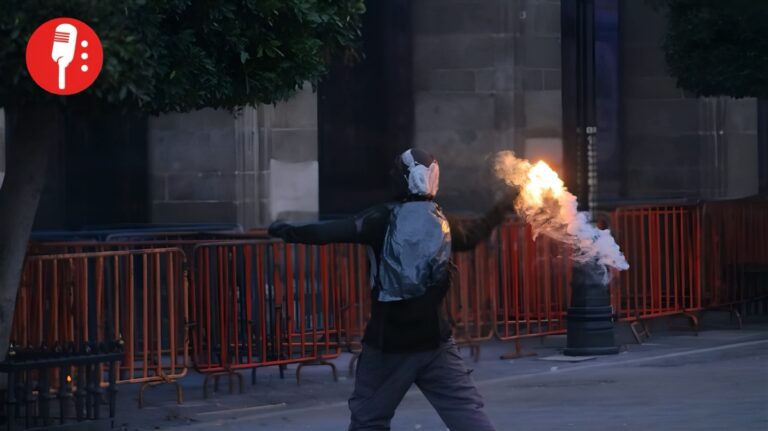 Encapuchados sacuden el Zócalo con fuego y petardos en la marcha del 2 de octubre